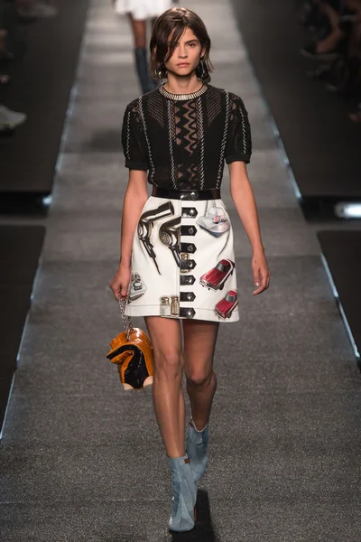 Look 16